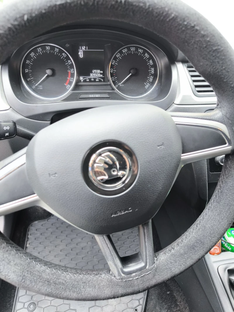 Skoda Rapid 1.6, снимка 10 - Автомобили и джипове - 52482639
