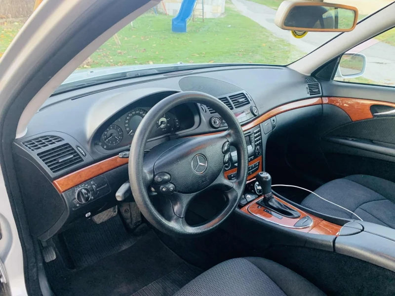 Mercedes-Benz E 220, снимка 4 - Автомобили и джипове - 52424039