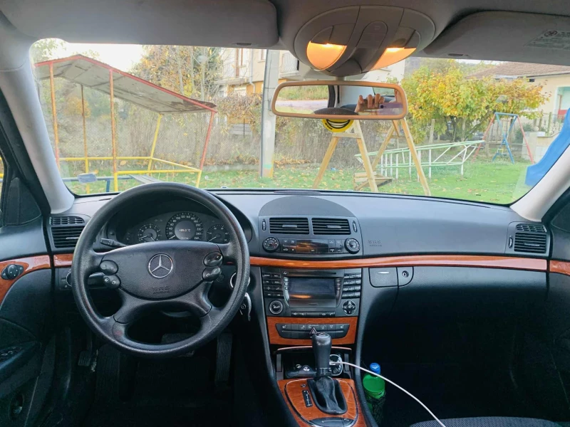Mercedes-Benz E 220, снимка 3 - Автомобили и джипове - 52424039