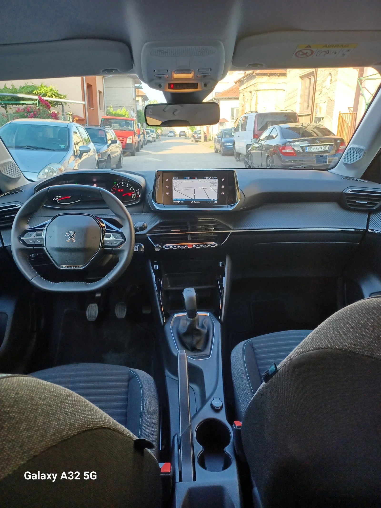 Peugeot 208 1.2 бензин , снимка 9 - Автомобили и джипове - 54825789