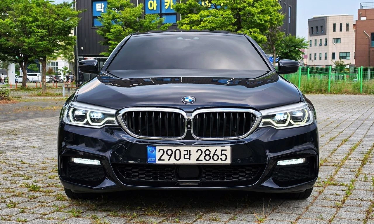 BMW 530 i M SPORT* DISTRONIC* HEAD-UP* 360 CAM* ОБДУХВАНЕ*, снимка 2 - Автомобили и джипове - 55217772