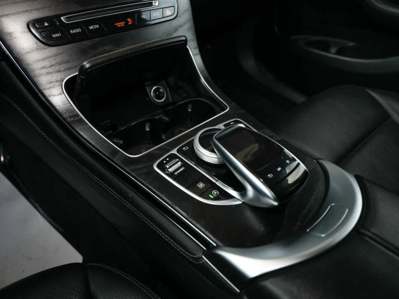 Mercedes-Benz GLC 300 4MATIC CAM* BLINDSPOT* KEYLESS* ПОДГРЕВ* PANO* , снимка 13 - Автомобили и джипове - 52611196