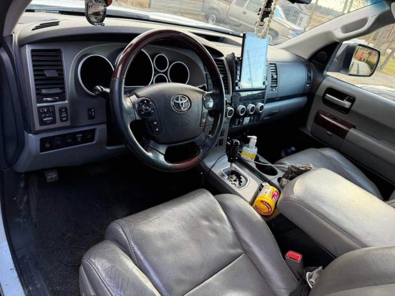 Toyota Sequoia CARFAX* АВТОФИНАНСИРАНЕ БЕЗ ПЪРВОНАЧАЛНА ВНОСКА, снимка 7 - Автомобили и джипове - 52965708