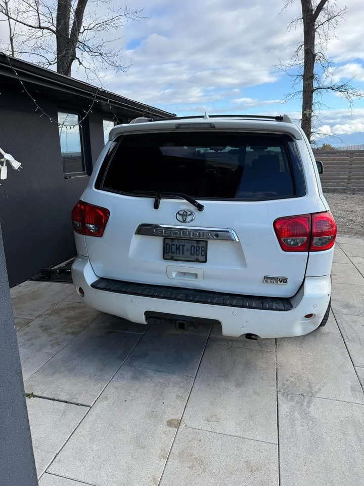 Toyota Sequoia CARFAX* АВТОФИНАНСИРАНЕ БЕЗ ПЪРВОНАЧАЛНА ВНОСКА, снимка 4 - Автомобили и джипове - 52965708