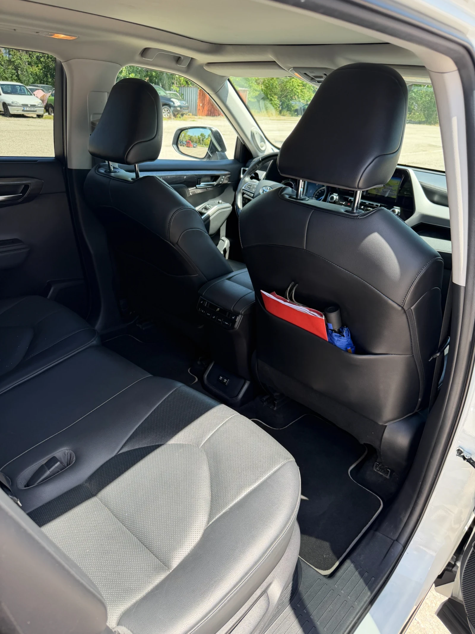 Toyota Highlander 2.5 Hybrid AWD-i Luxury, снимка 13 - Автомобили и джипове - 54423715