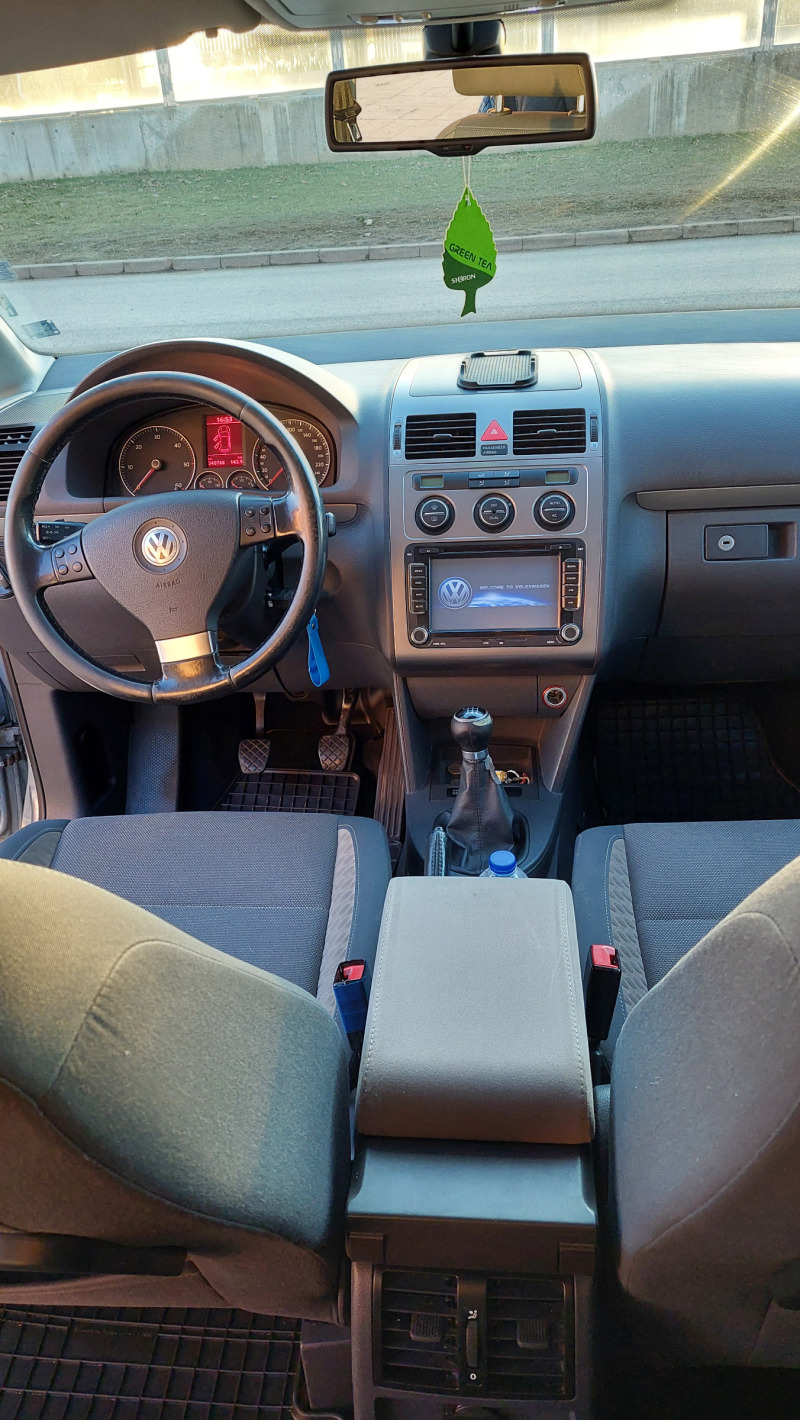 VW Touran 2.0, снимка 5 - Автомобили и джипове - 46130094