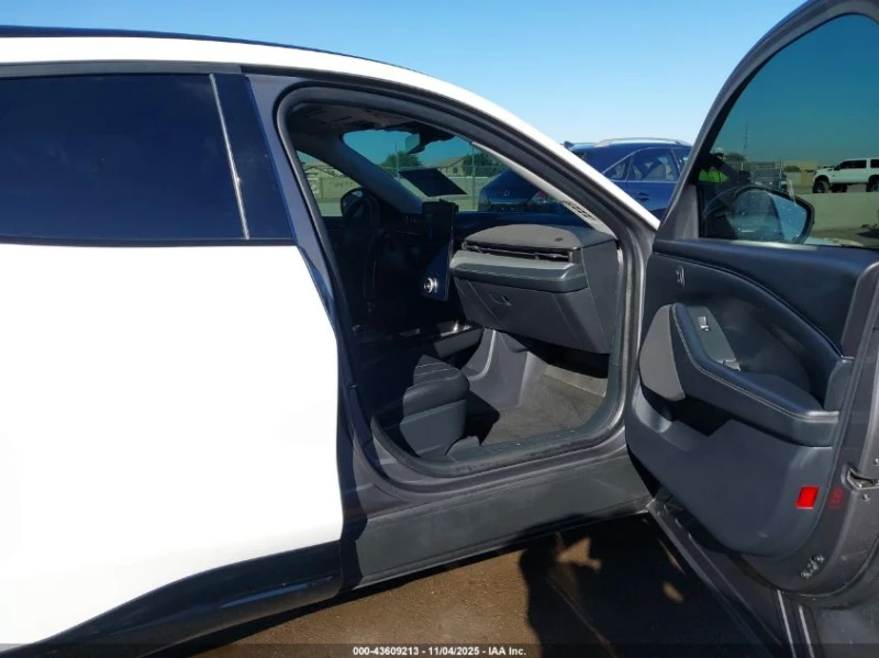 Ford Mustang Mach-E, снимка 5 - Автомобили и джипове - 52899641