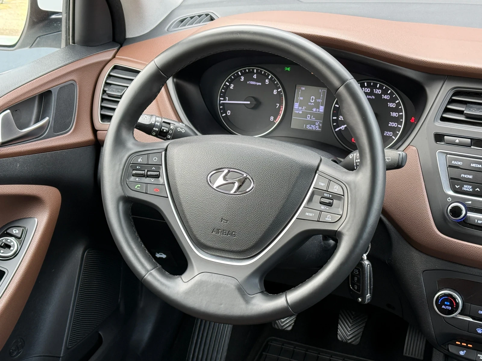 Hyundai I20 1.4i Coupe, LED, * 116 000км* KTEO OK! * COC* ТОП!, снимка 9 - Автомобили и джипове - 53872619