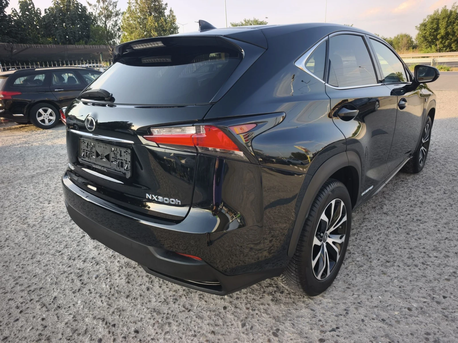 Lexus NX 300h F SPORT 4X4 FULL SERVICE IN LEXUS NEW , снимка 4 - Автомобили и джипове - 54786885