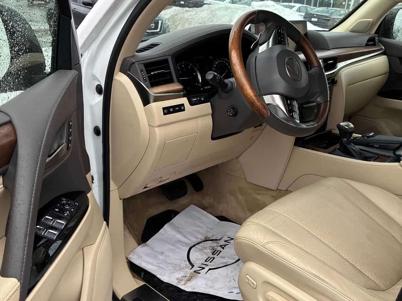 Lexus LX 570 ОБДУХВАНЕ * ПОДГРЕВИ * ПАНО * KEYLESS * CARFAX, снимка 5 - Автомобили и джипове - 54930274