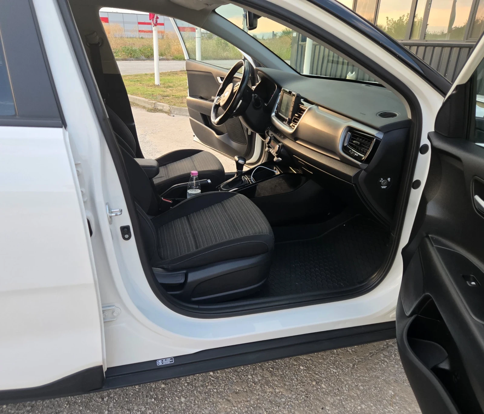 Kia Stonic T GDI 120kc.- NAVI- CARPLAY- WAZE, снимка 11 - Автомобили и джипове - 55369949