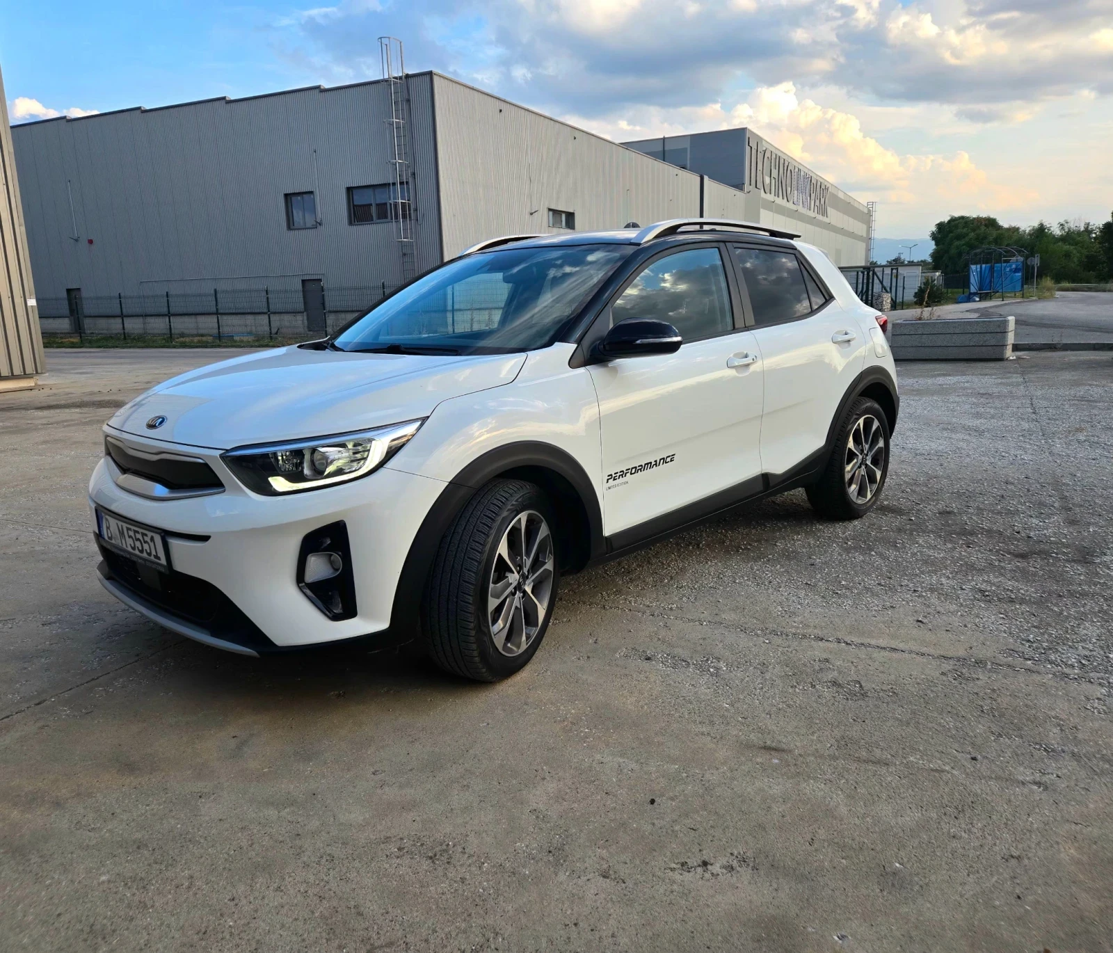 Kia Stonic T GDI 120kc.- NAVI- CARPLAY- WAZE, снимка 2 - Автомобили и джипове - 55369949