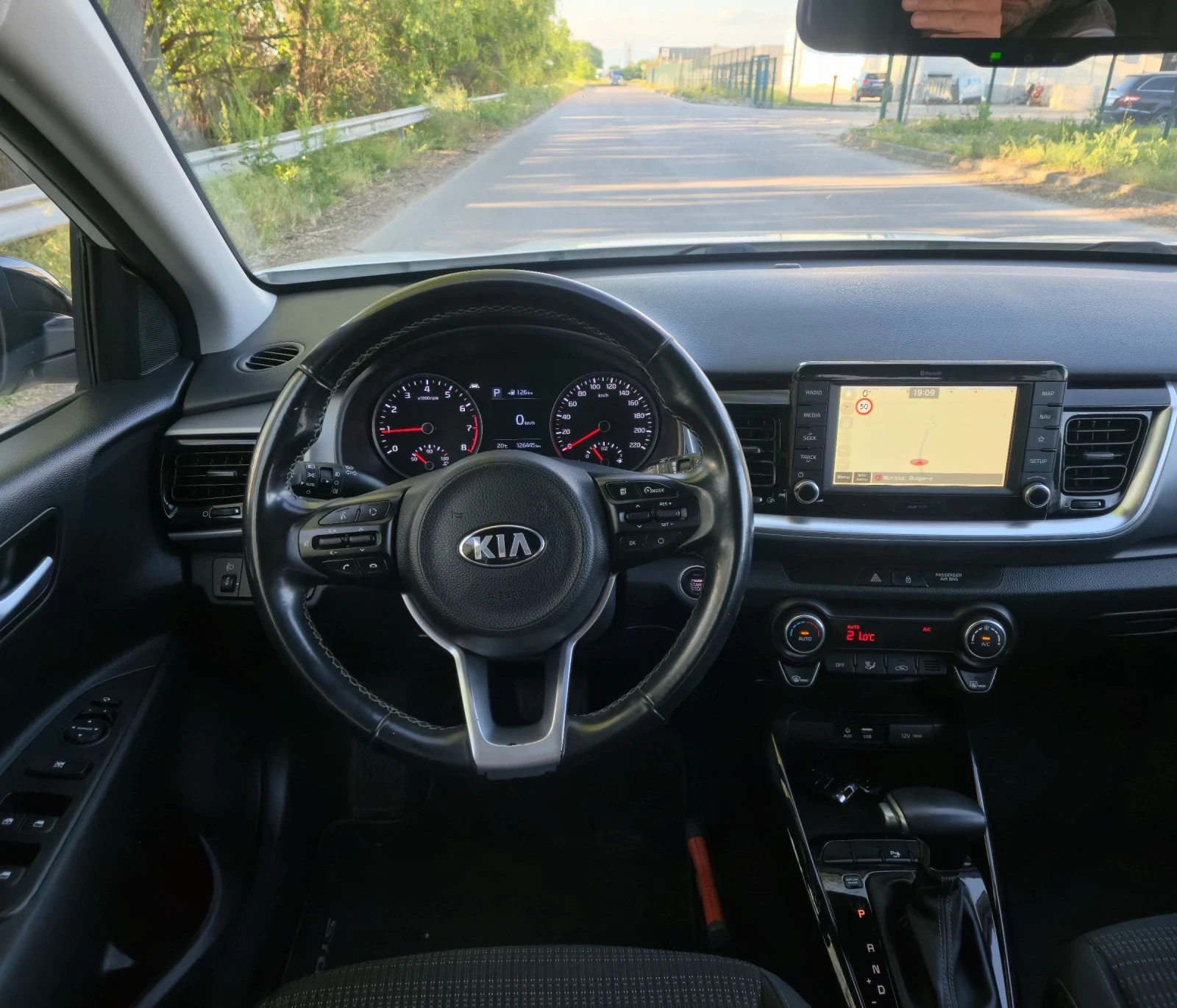 Kia Stonic T GDI 120kc.- NAVI- CARPLAY- WAZE, снимка 13 - Автомобили и джипове - 55005631