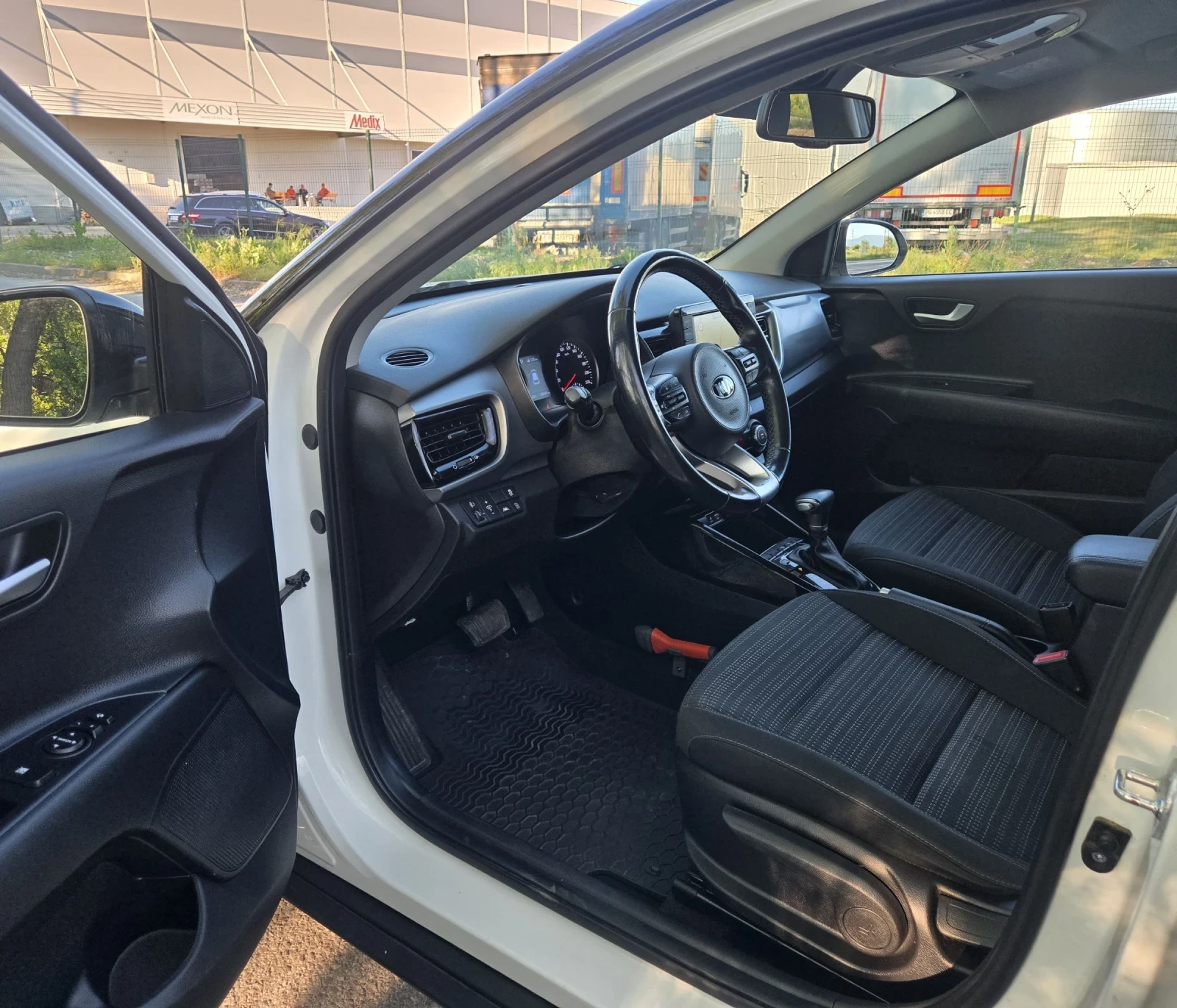 Kia Stonic T GDI 120kc.- NAVI- CARPLAY- WAZE, снимка 17 - Автомобили и джипове - 55005631