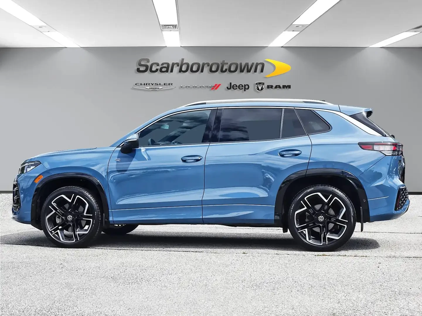 VW Tiguan R-Line | MASSAGE| 360| HEADS UP| ОБДУХВАНЕ, снимка 3 - Автомобили и джипове - 56056538