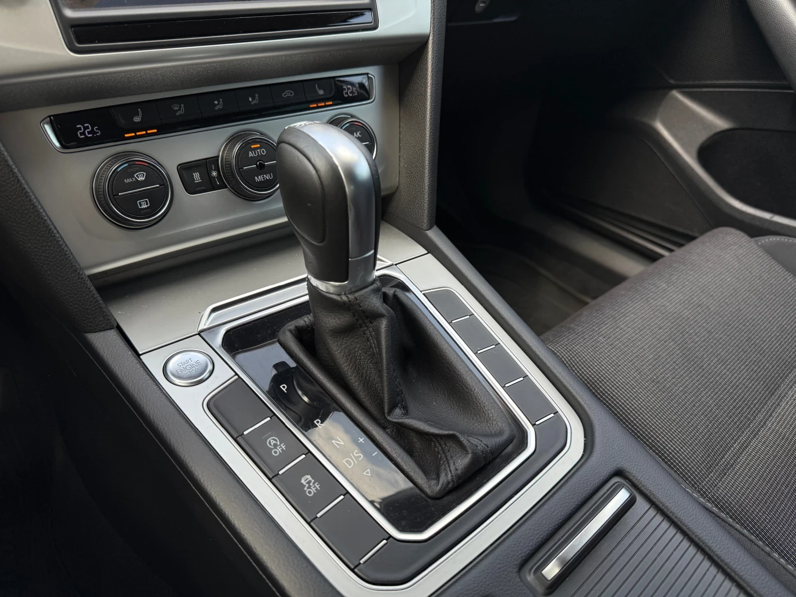 VW Passat 2.0TDI DSG BlueMotion Widescreen NAVI Comfort LED, снимка 12 - Автомобили и джипове - 54668482
