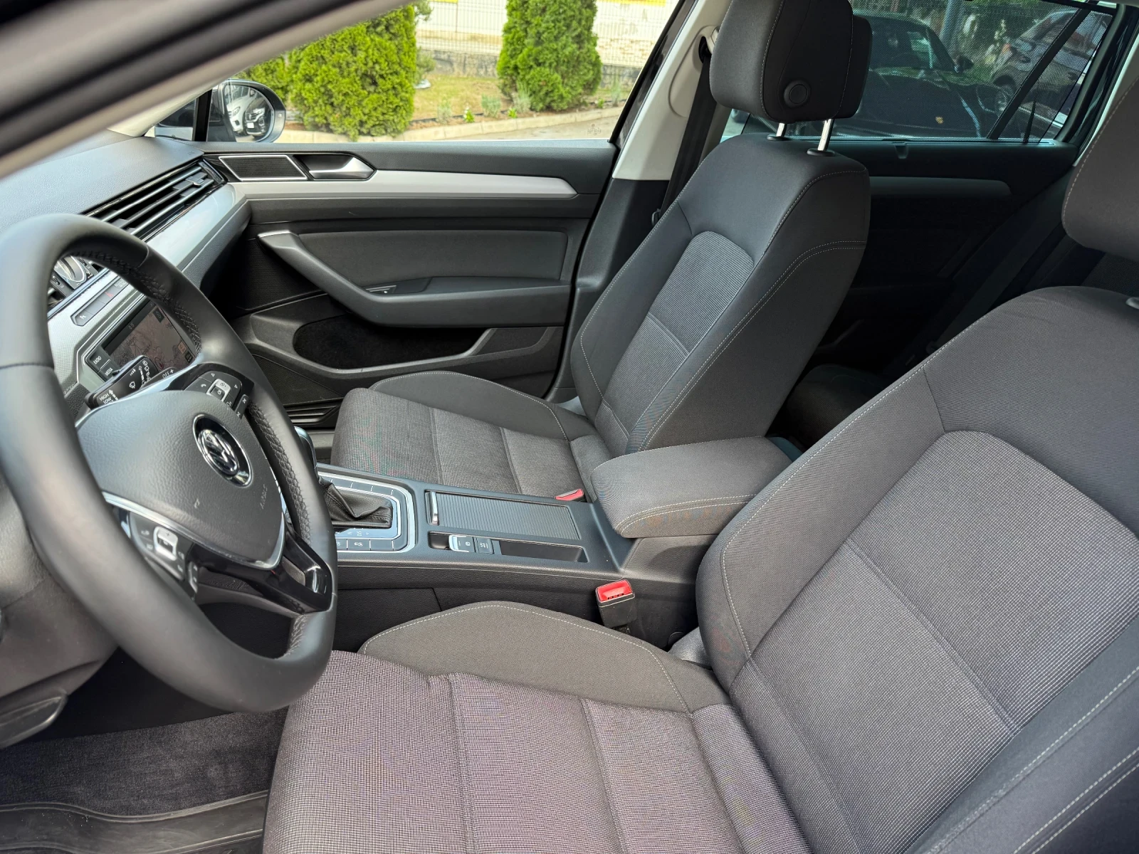 VW Passat 2.0TDI DSG BlueMotion Widescreen NAVI Comfort LED, снимка 11 - Автомобили и джипове - 54668482