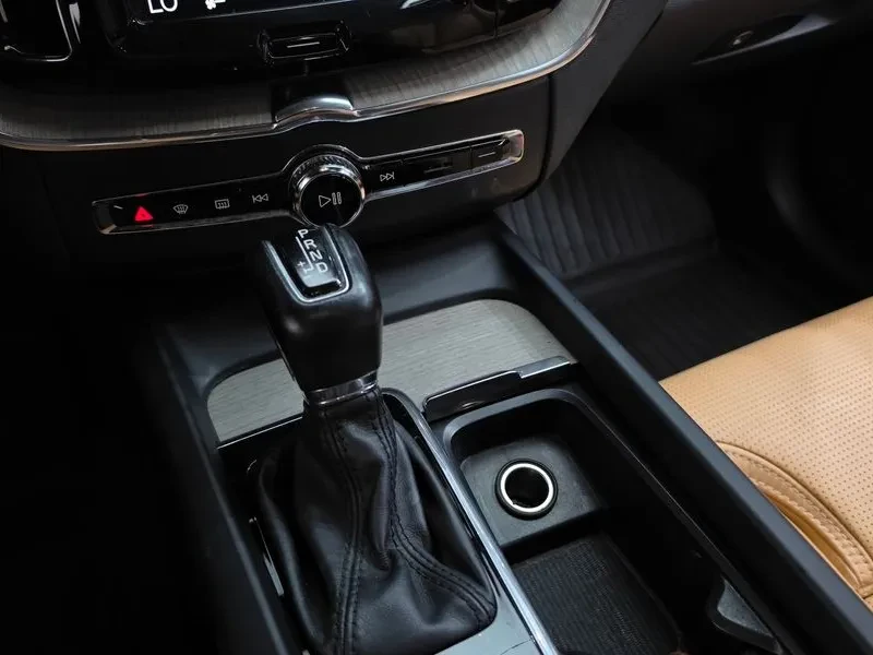 Volvo XC60, снимка 9 - Автомобили и джипове - 56356548