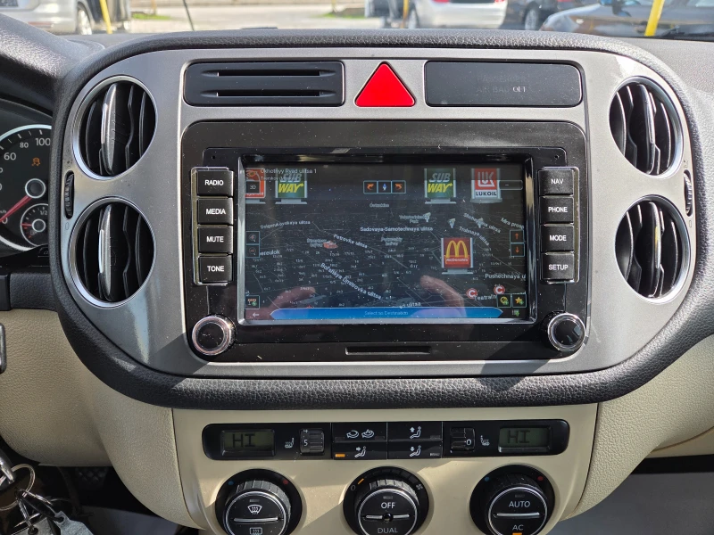 VW Tiguan 2.0TDI4x4 NAVI кожа, снимка 10 - Автомобили и джипове - 53536973