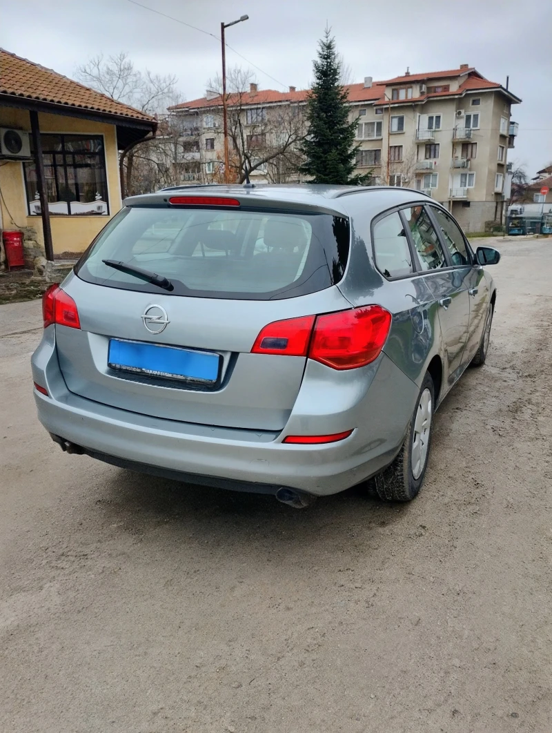 Opel Astra Sports Tourer, снимка 2 - Автомобили и джипове - 53430146