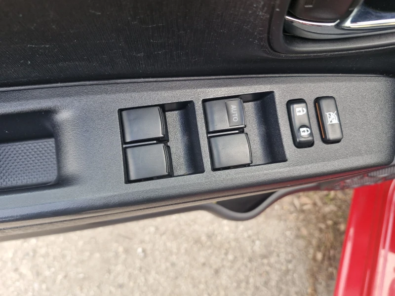 Toyota Yaris 1.0 , снимка 11 - Автомобили и джипове - 53486155