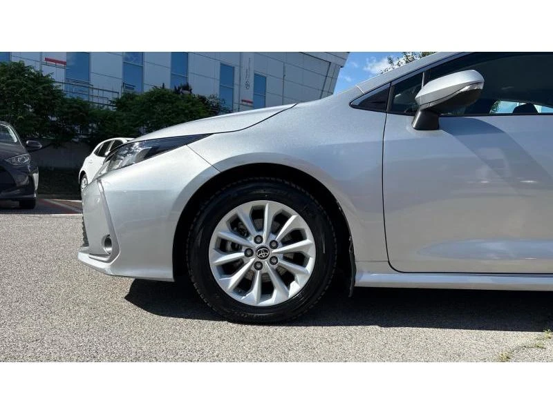 Toyota Corolla SDN 1.8HSD Executive, снимка 16 - Автомобили и джипове - 54708021