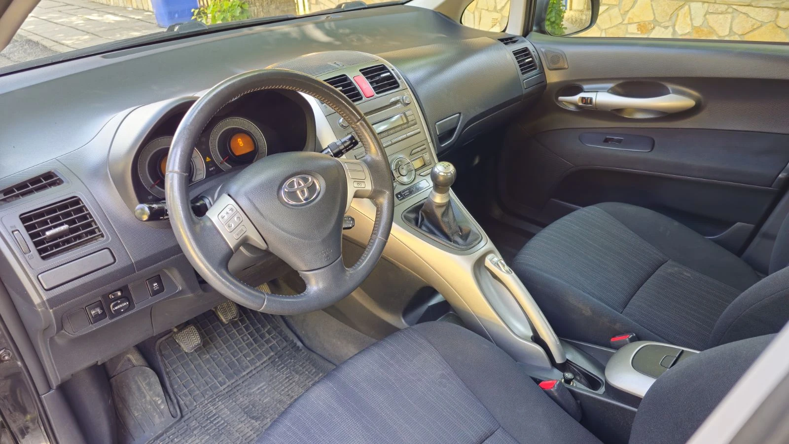 Toyota Auris 1.6, снимка 10 - Автомобили и джипове - 55051951