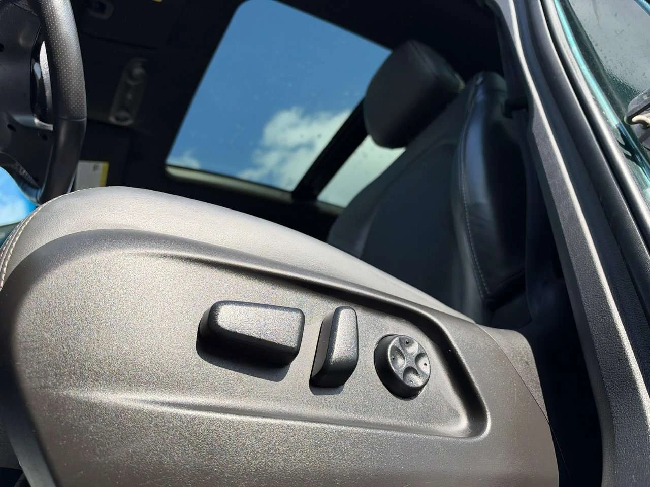 VinFast VF8 Plus AWD Leather Seats | Cooled & Heated Front and, снимка 12 - Автомобили и джипове - 56636847