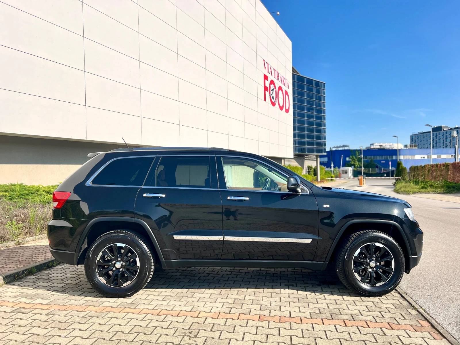 Jeep Grand cherokee 3.0CRDI-Overland-FULL-лизинг през Уникредит  - изображение 4