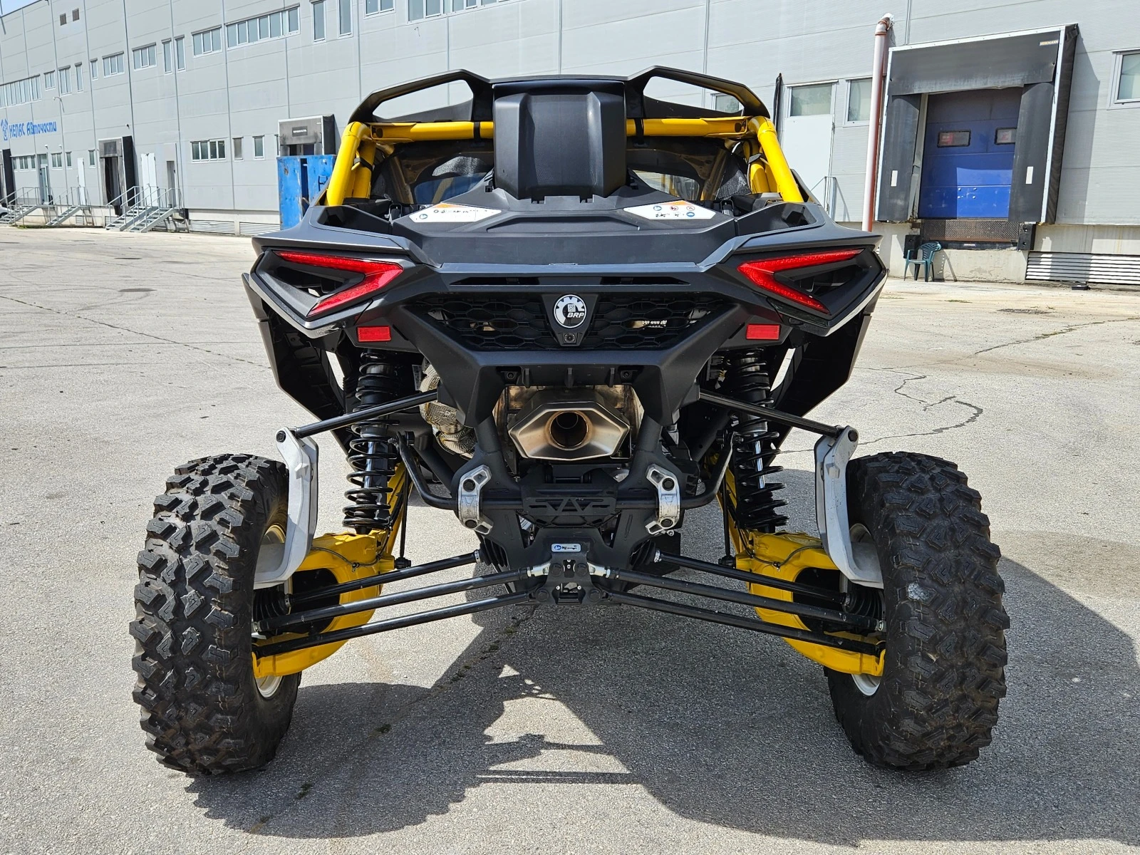 Can-Am Maverick R RS 240к.с. ЧИСТО НОВ!!!Carbon Black and Yellow - изображение 4