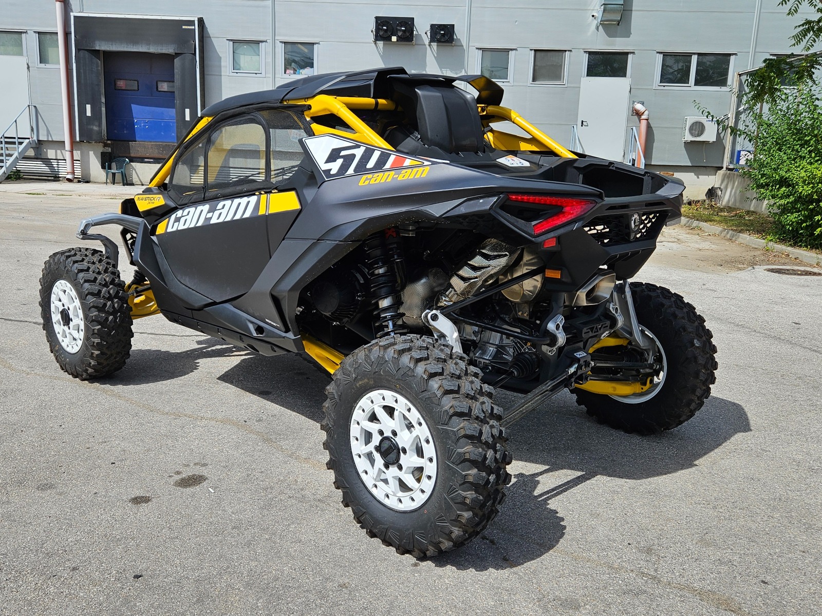 Can-Am Maverick R RS 240к.с. ЧИСТО НОВ!!!Carbon Black and Yellow - изображение 3