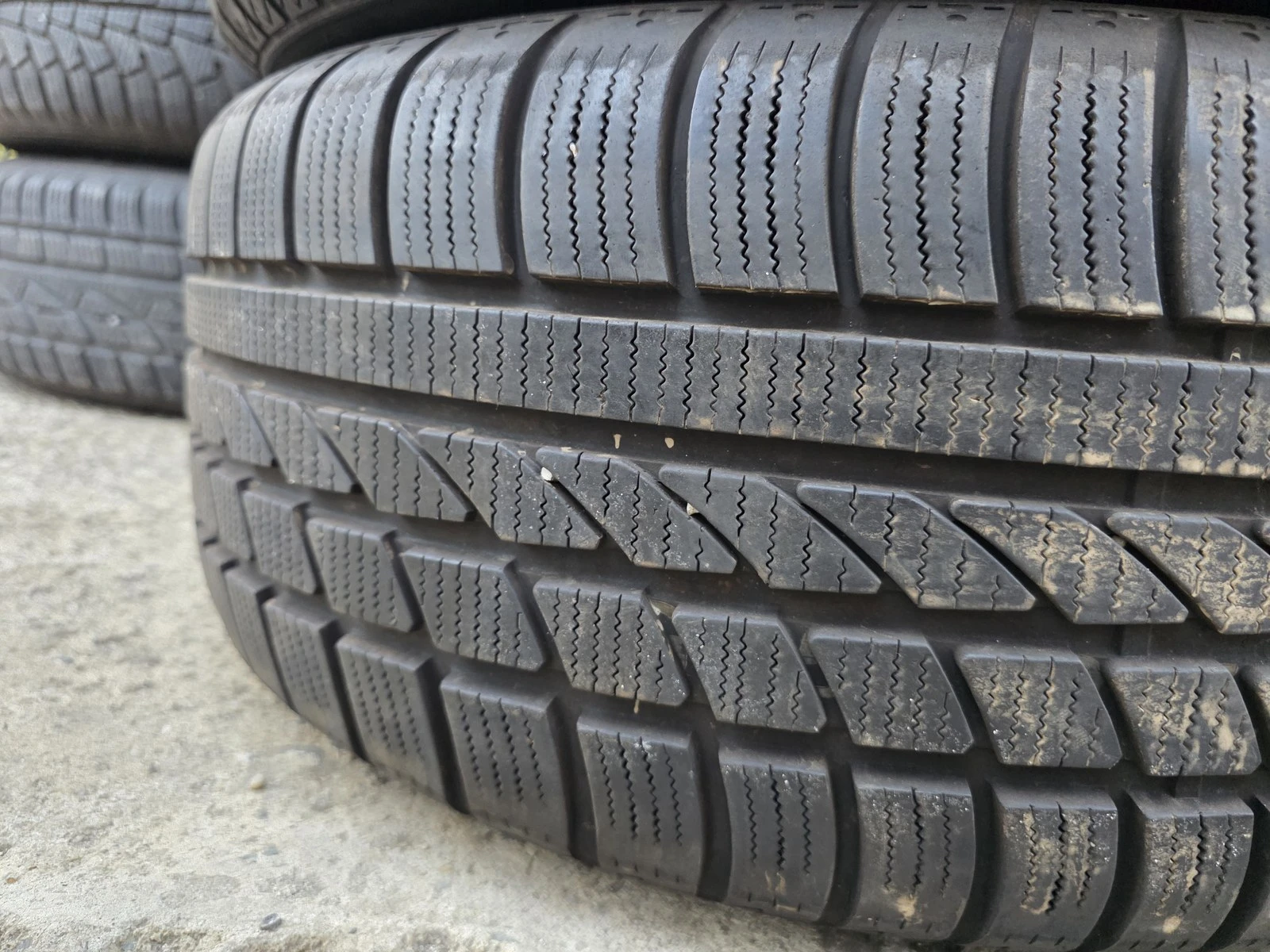 Гуми Зимни 215/55R16, снимка 4 - Гуми и джанти - 56685810