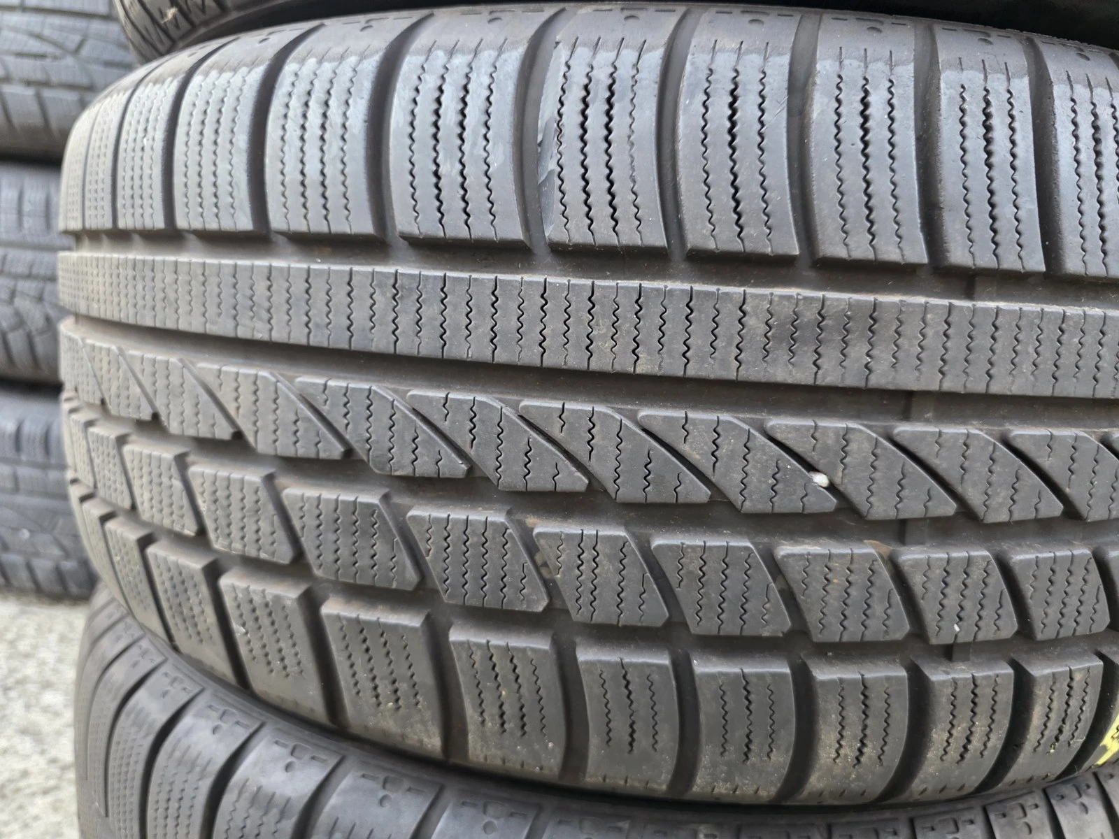 Гуми Зимни 215/55R16, снимка 3 - Гуми и джанти - 56685810