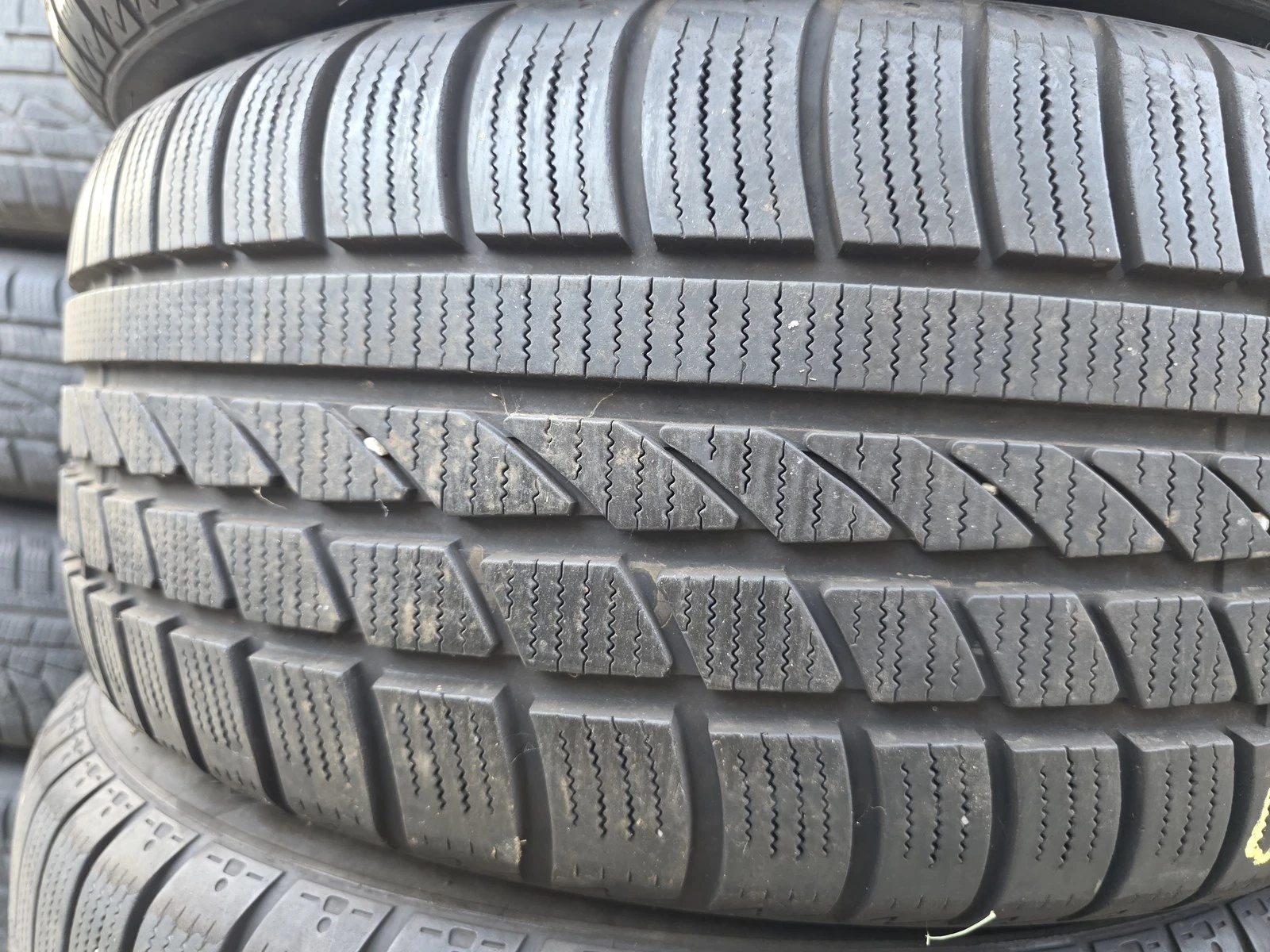 Гуми Зимни 215/55R16, снимка 2 - Гуми и джанти - 56685810