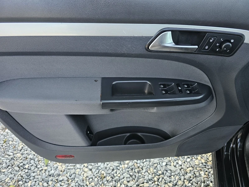 VW Touran 1.6tdi 105k.c 6 skorosti Navi Led, снимка 9 - Автомобили и джипове - 51952464