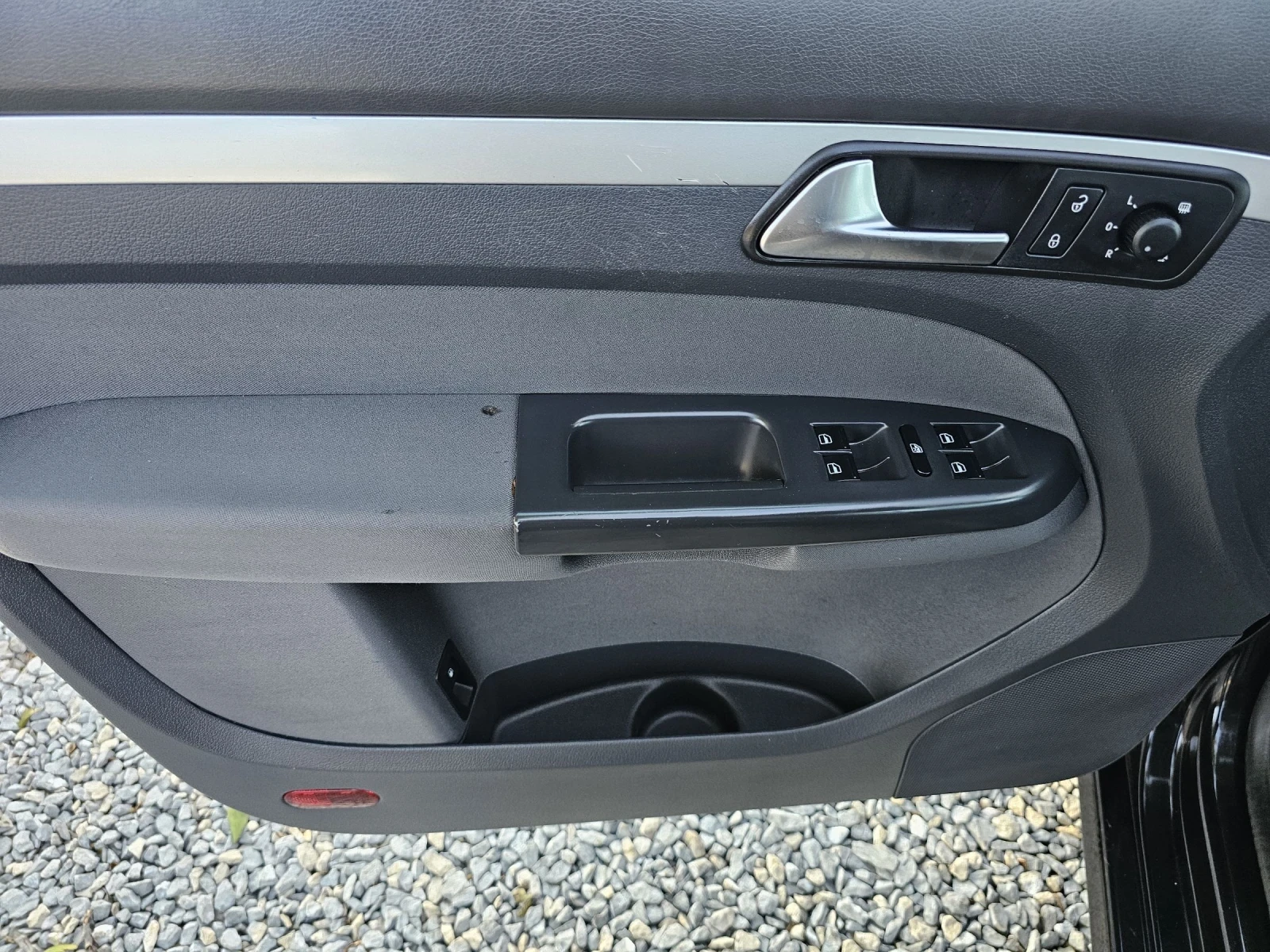 VW Touran 1.6tdi 105k.c 6 skorosti Navi Led - изображение 9