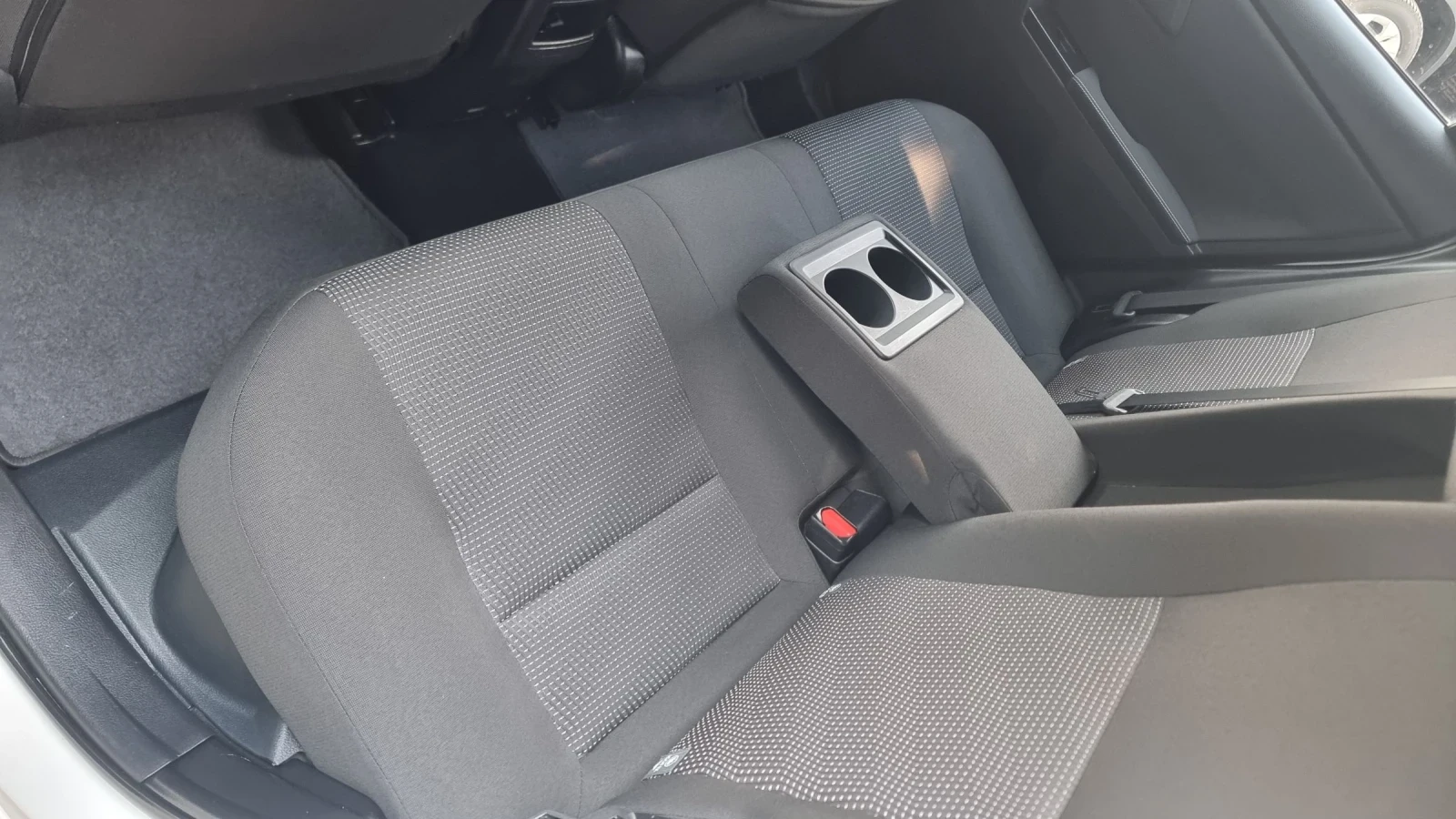 Toyota Auris 1, 8hibrid, снимка 11 - Автомобили и джипове - 55826138