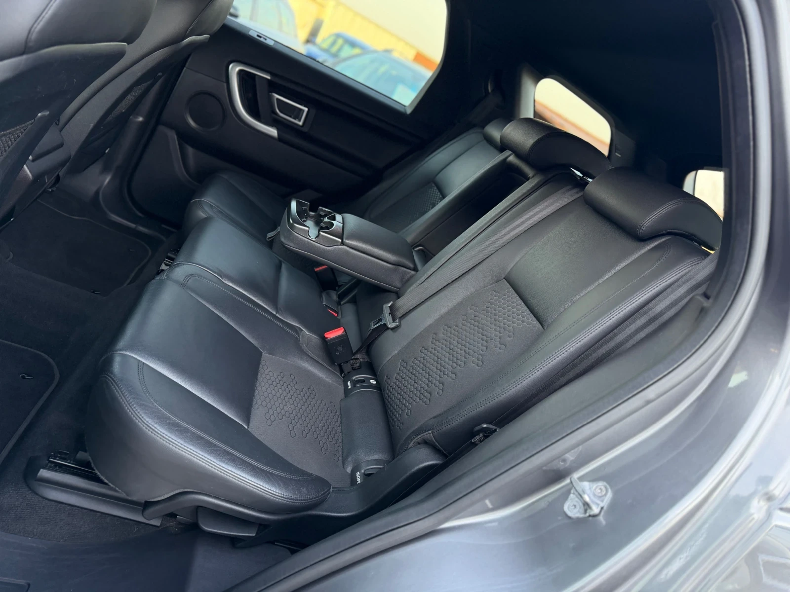 Land Rover Discovery Sport 2.0D 150кс 6с НАВИ КОЖА КАМЕРА KEYLESS-GO, снимка 12 - Автомобили и джипове - 53997207