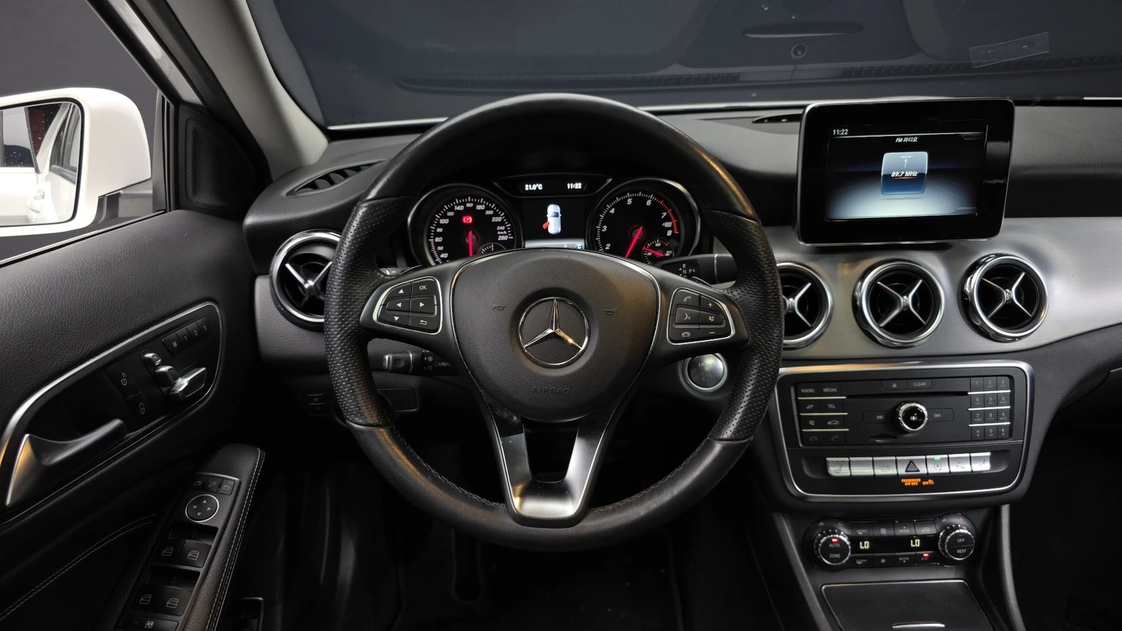 Mercedes-Benz GLA 220 ЛЮК* ЕЛ. БАГАЖНИК* BLIND SPOT* КРАЙНА ЦЕНА, снимка 13 - Автомобили и джипове - 55367110