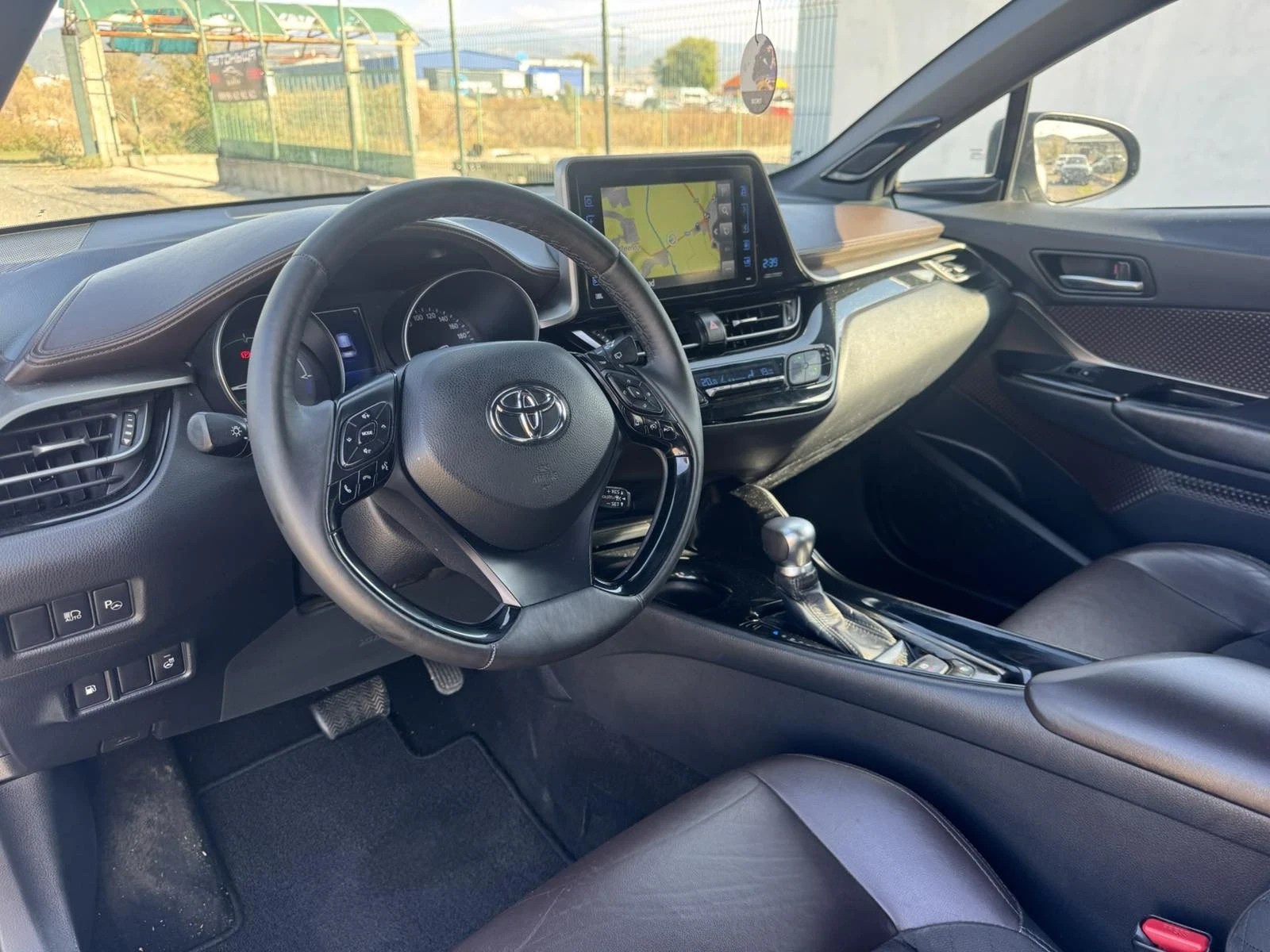 Toyota C-HR, снимка 10 - Автомобили и джипове - 56621076