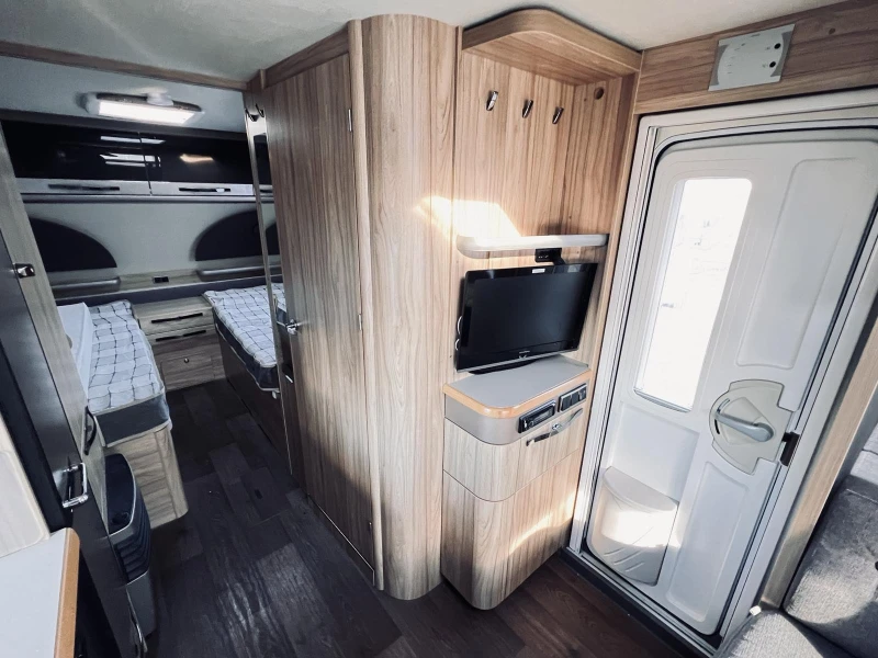 Каравана HYMER / ERIBA NOVA 535 КЛИМАТИК, МУВЪР, СОЛАР, снимка 7 - Каравани и кемпери - 52159479