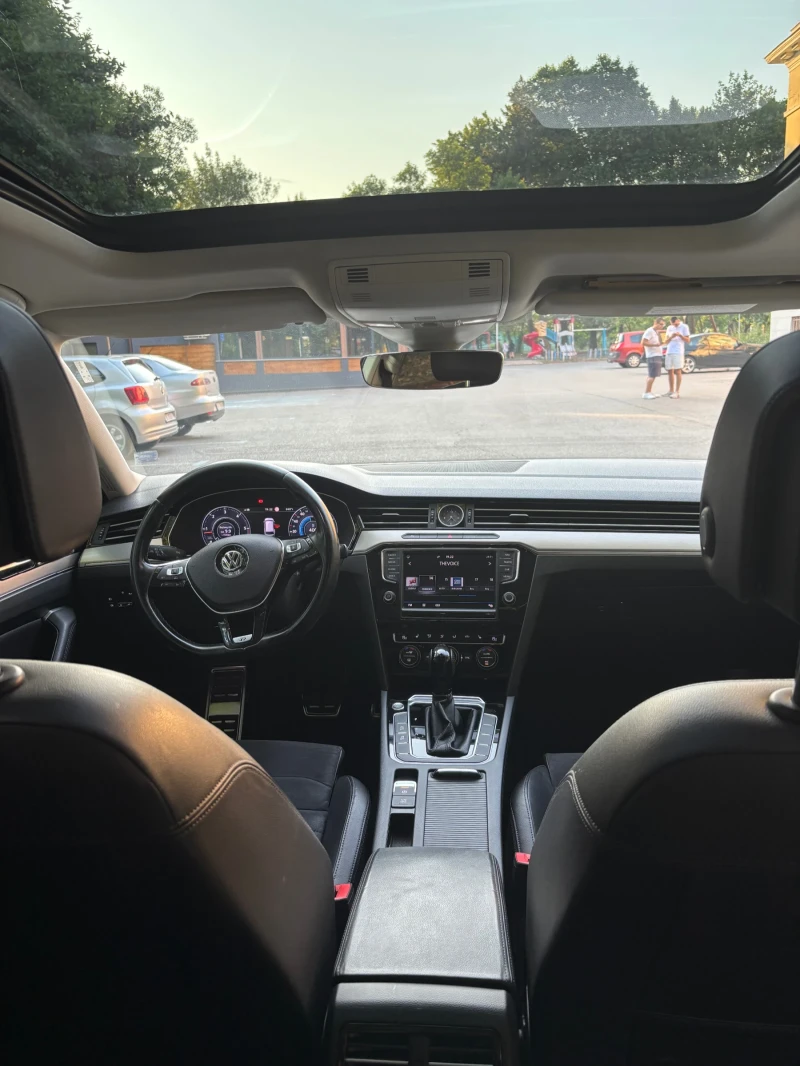 VW Passat R Line BluMotion Матрикс/Дигитал/Пано/Масаж/Кожа, снимка 10 - Автомобили и джипове - 52112203