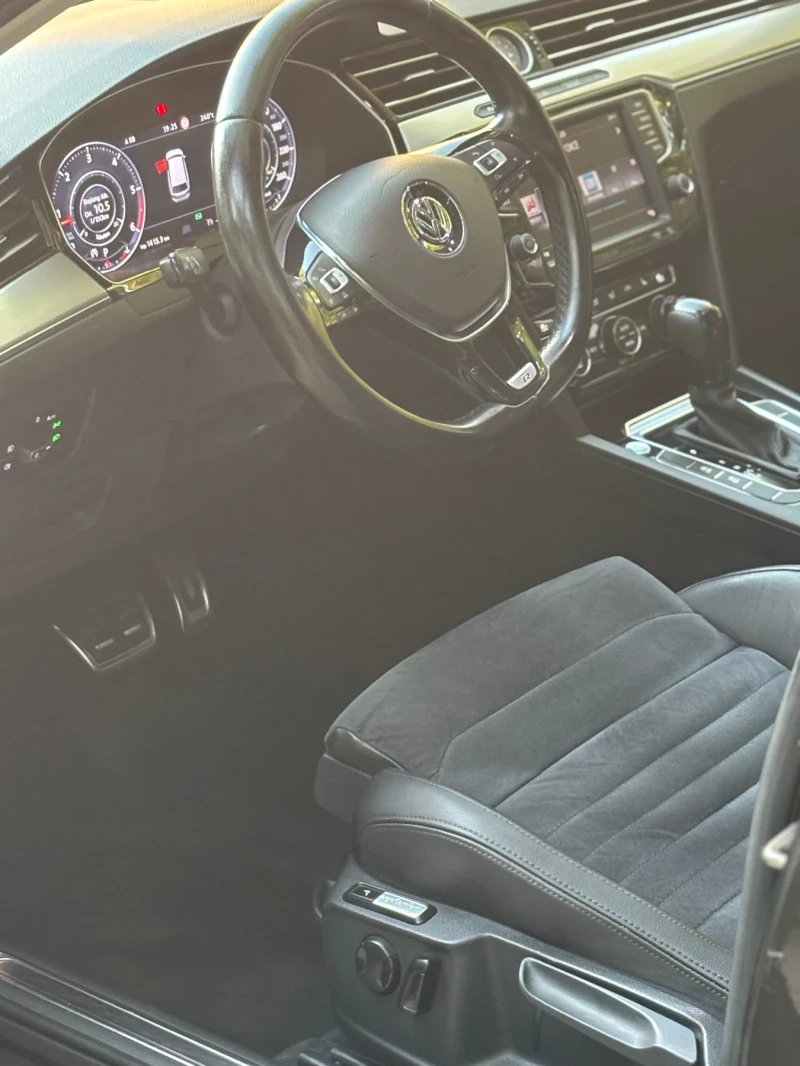 VW Passat R Line BluMotion Матрикс/Дигитал/Пано/Масаж/Кожа, снимка 7 - Автомобили и джипове - 52112203