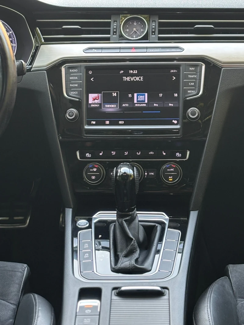 VW Passat R Line BluMotion Матрикс/Дигитал/Пано/Масаж/Кожа, снимка 9 - Автомобили и джипове - 52112203