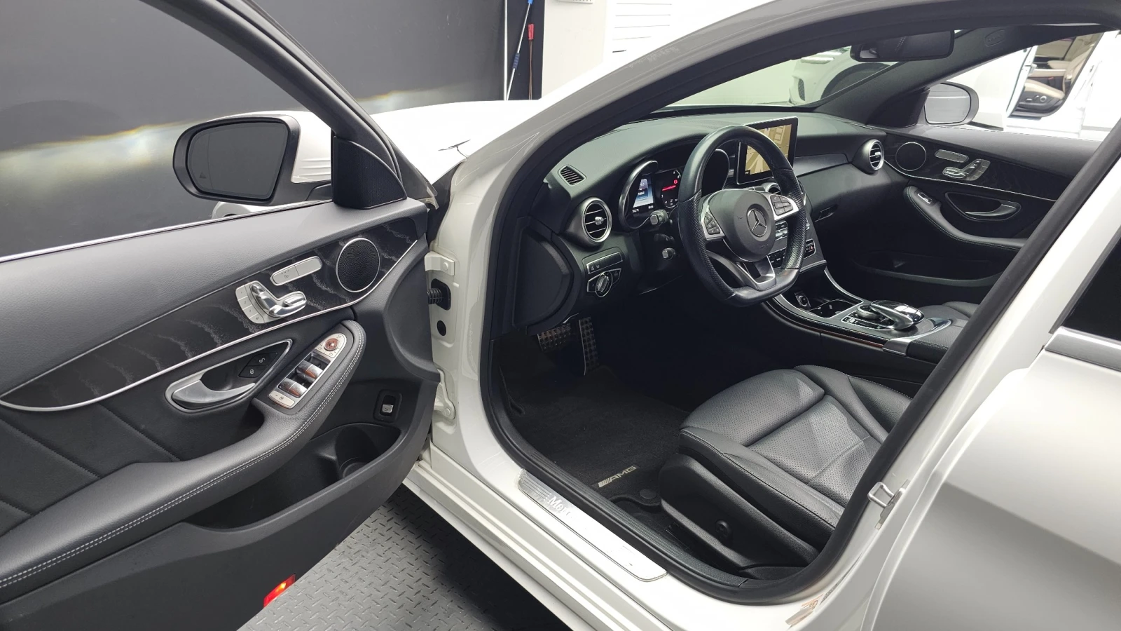 Mercedes-Benz C 200 AMG, снимка 9 - Автомобили и джипове - 55643462