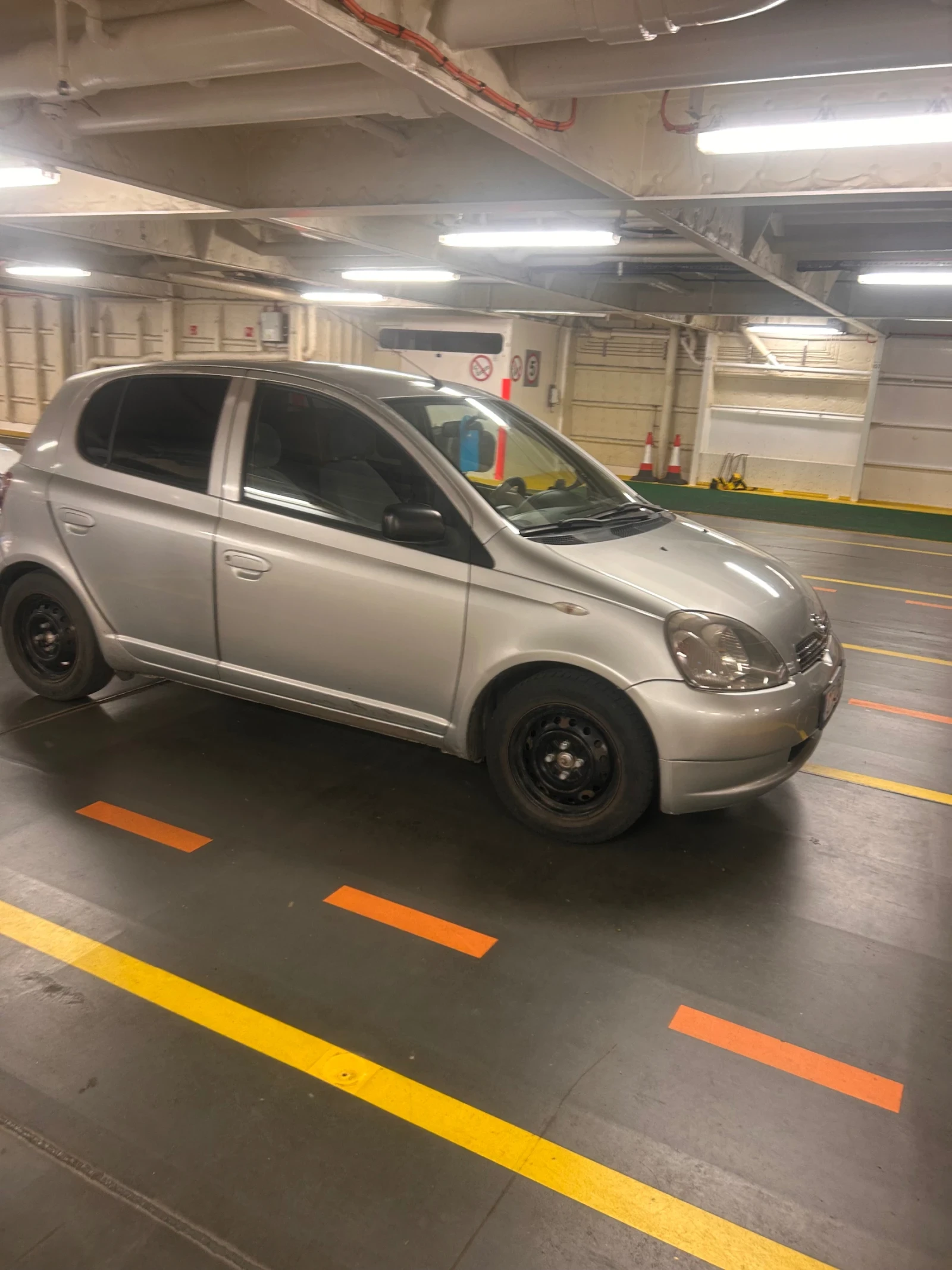 Toyota Yaris 1.0, снимка 11 - Автомобили и джипове - 55652856