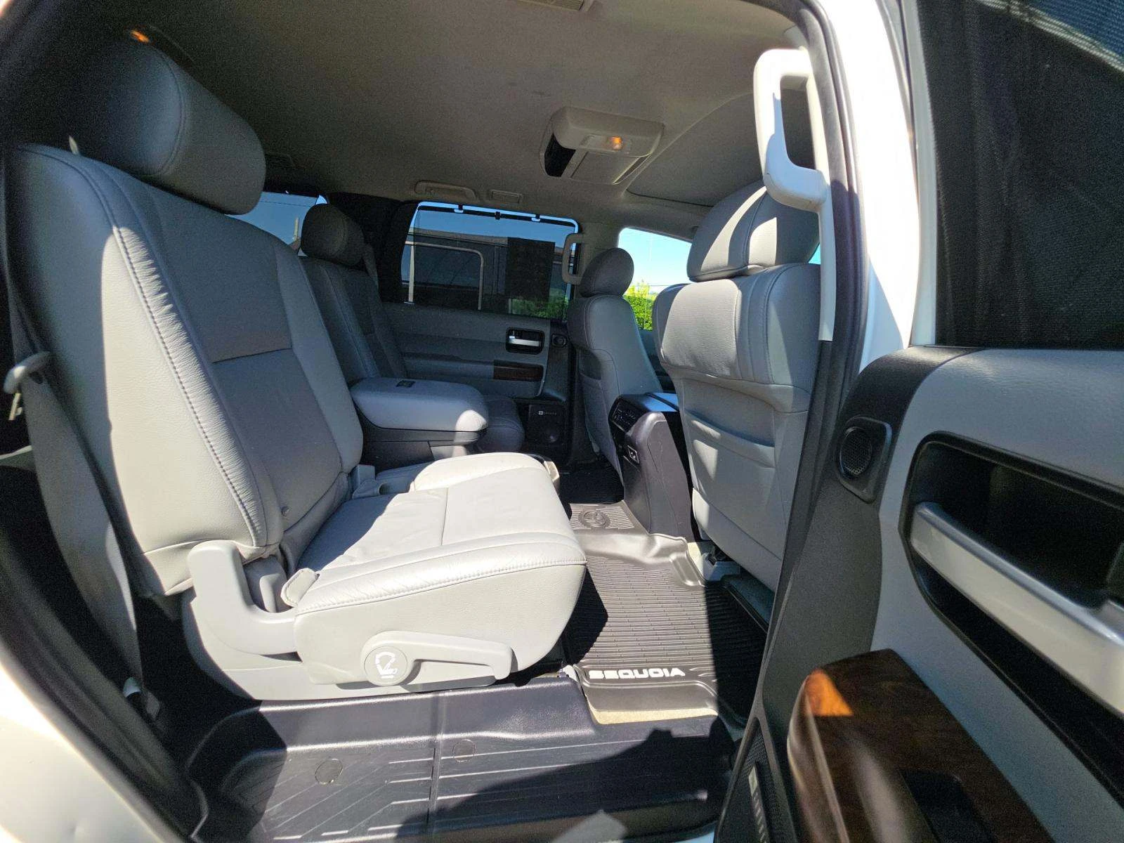 Toyota Sequoia PLATINUM* 5.7 V8* 7PASS* БЕЗ РЪЖДА* КРАЙНА ЦЕНА, снимка 11 - Автомобили и джипове - 55611698