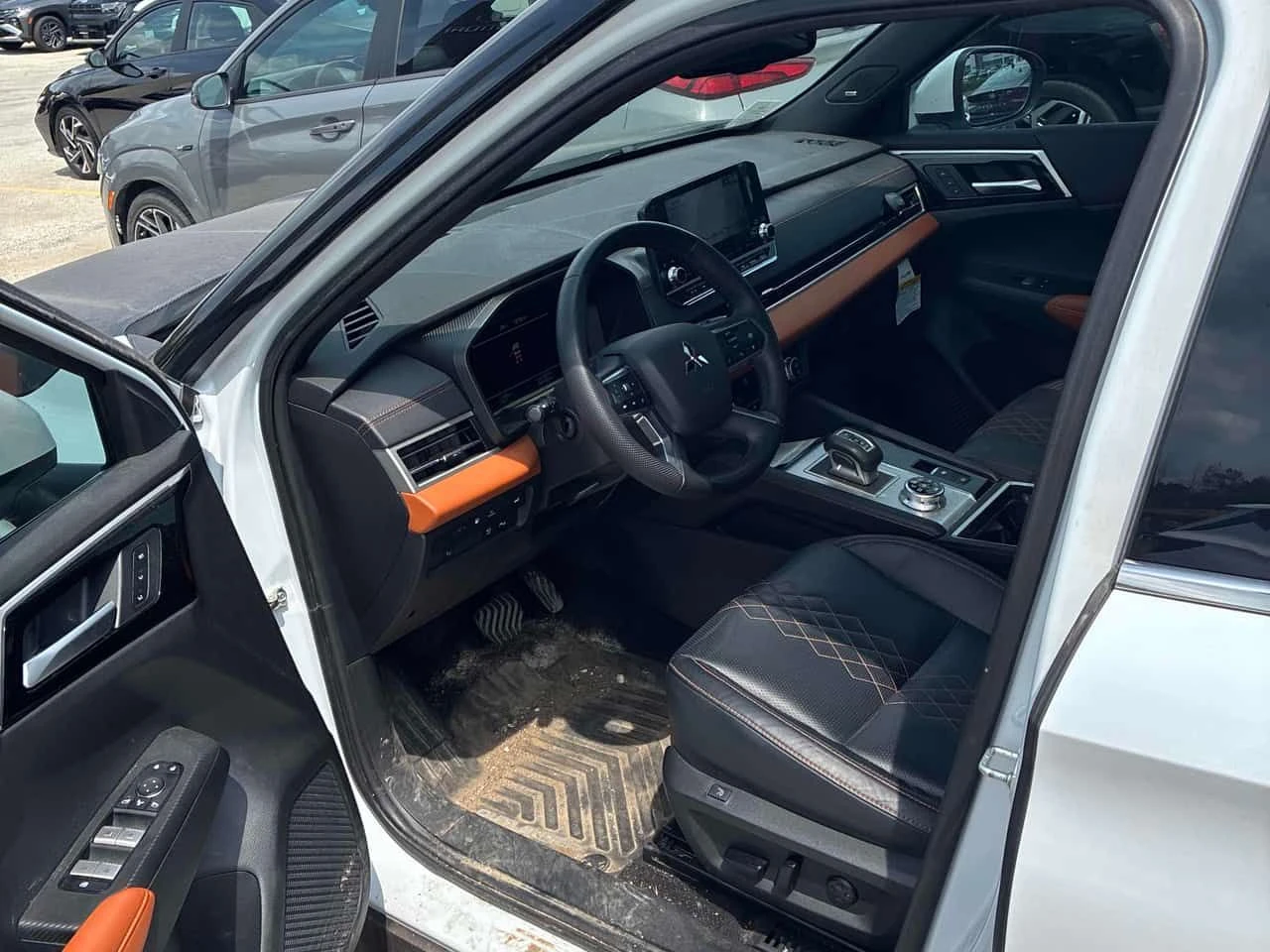Mitsubishi Outlander 2.4L  Hybrid GT / HUD / 360 / DISTRONIC, снимка 5 - Автомобили и джипове - 55613407