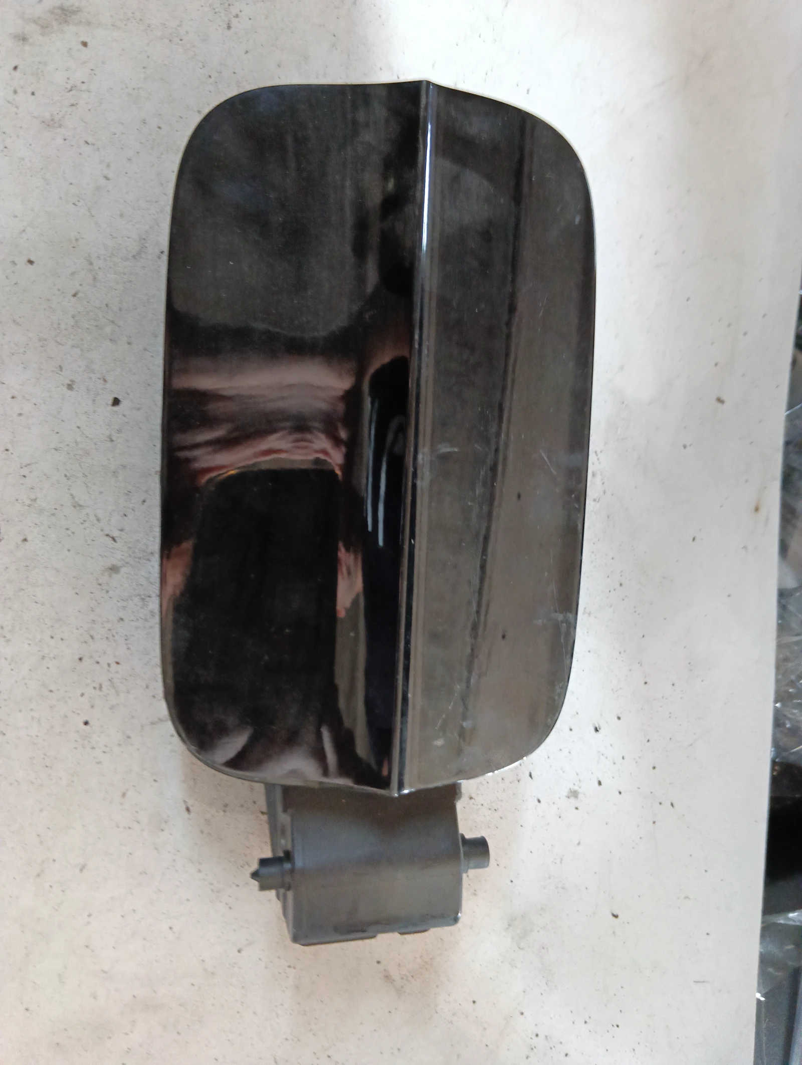 вратичка резервоар ЧЕРНА 8V4809906F Audi A3