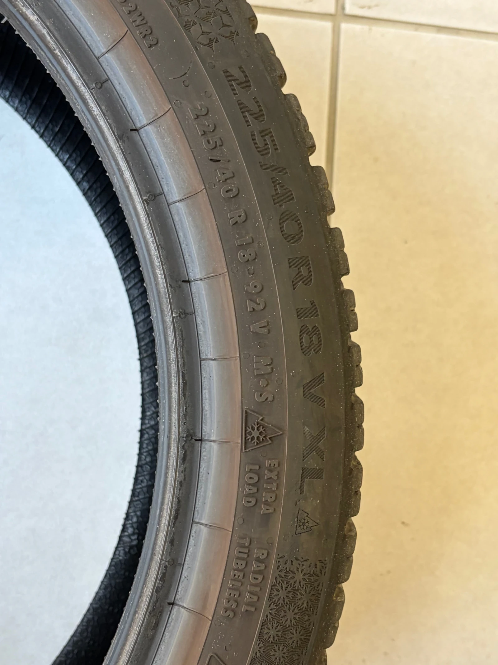 Гуми Всесезонни 225/40R18, снимка 3 - Гуми и джанти - 55241743